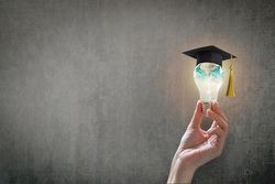 AdobeStock_280340773_studium_Leuchbirne.jpg