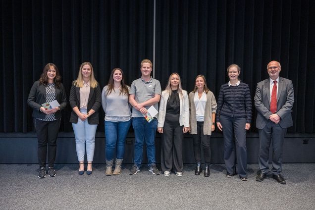 Gruppenfoto der Absolvent*innen VWA und AfAS