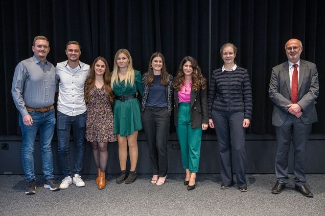 Gruppenfoto der Absolvent*innen VWA und AfAS