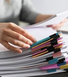 startseite_unterlagen_stapel_AdobeStock_251700536.jpeg