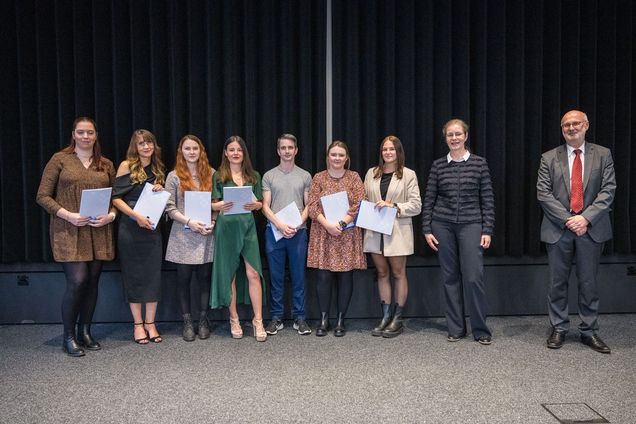 Gruppenfoto der Absolvent*innen VWA und AfAS