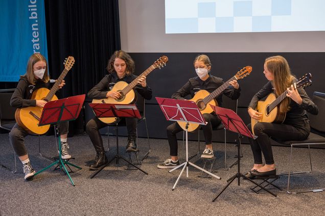 Vier Mädchen, die Musik machen.